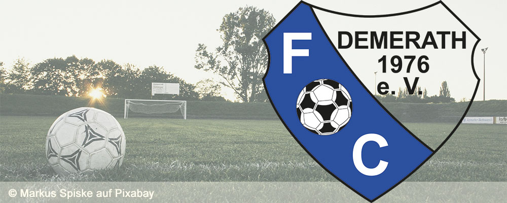 Fußball auf Fußballplatz mit Logo des FC Demerath